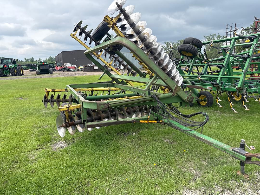 Image of John Deere 220 Primary image