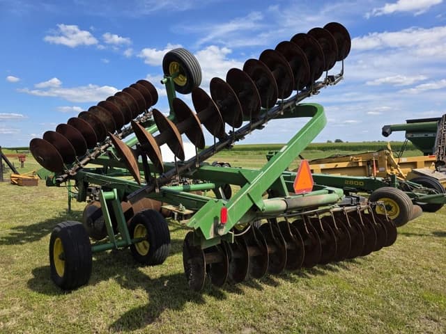 Image of John Deere 220 equipment image 3