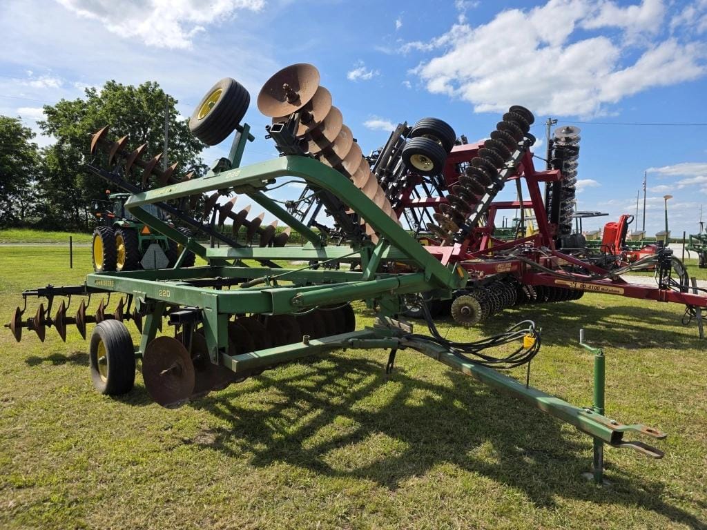 John Deere 220 Equipment Image0
