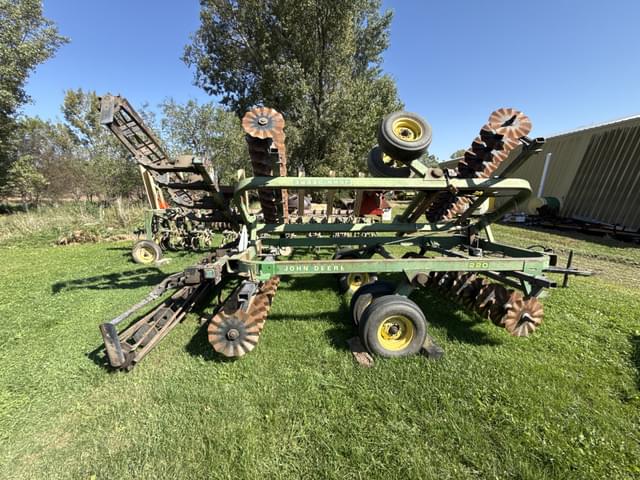 Image of John Deere 220 equipment image 1