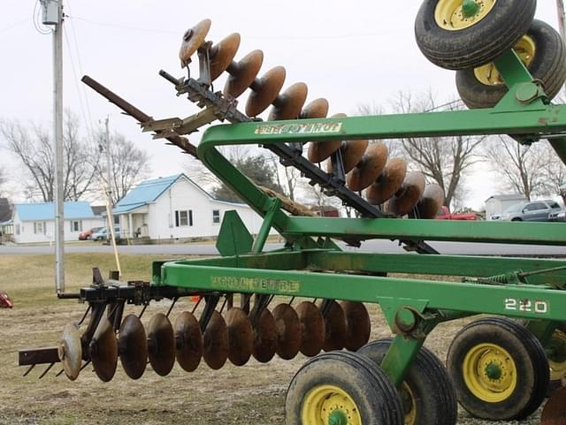 Image of John Deere 220 equipment image 4