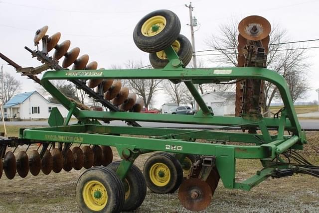 Image of John Deere 220 equipment image 3