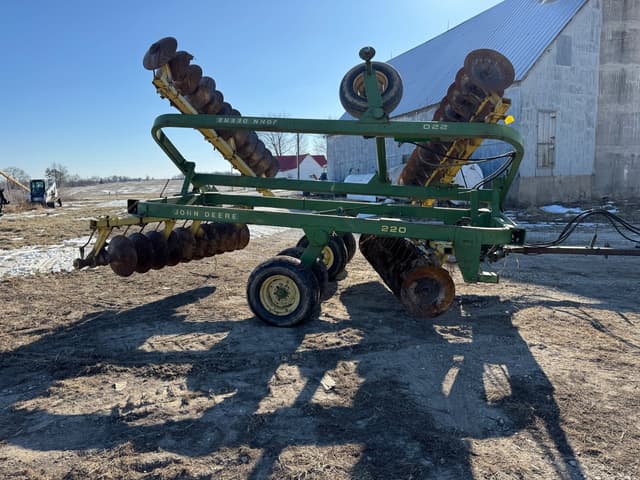 Image of John Deere 220 equipment image 2