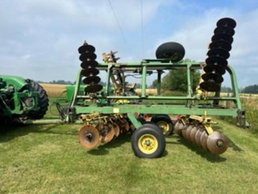 Image of John Deere 220 Primary image
