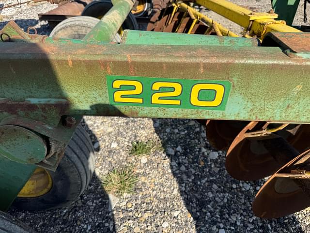 Image of John Deere 220 equipment image 2