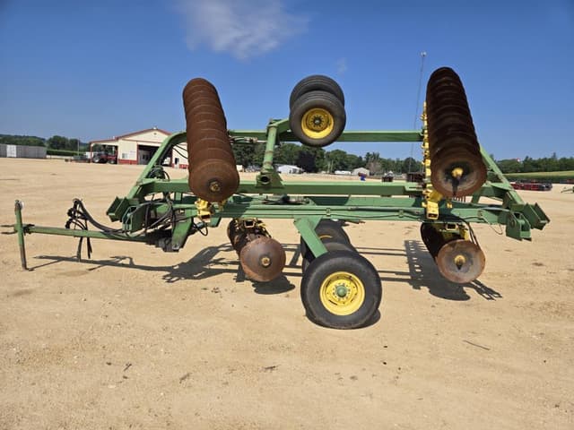 Image of John Deere 220 equipment image 3