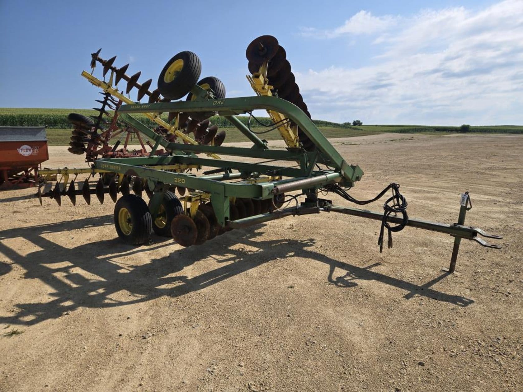 John Deere 220 Equipment Image0