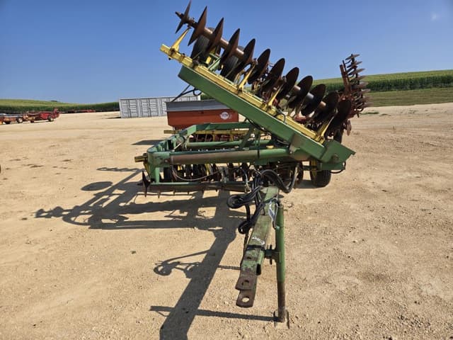Image of John Deere 220 equipment image 1