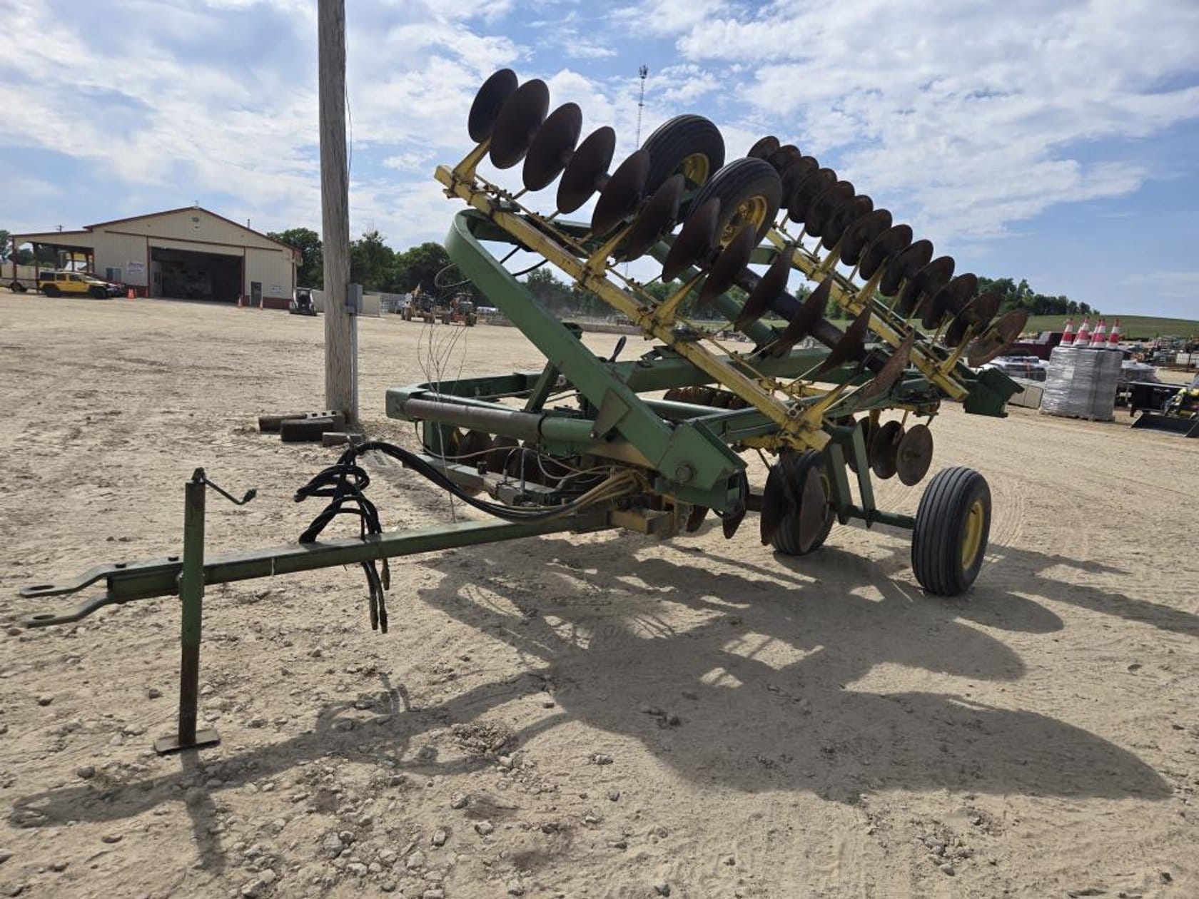 John Deere 220 Equipment Image0