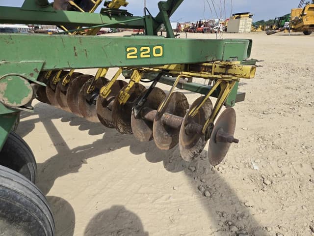 Image of John Deere 220 equipment image 4