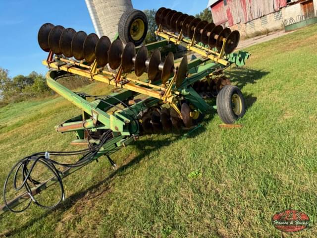 Image of John Deere 220 equipment image 2