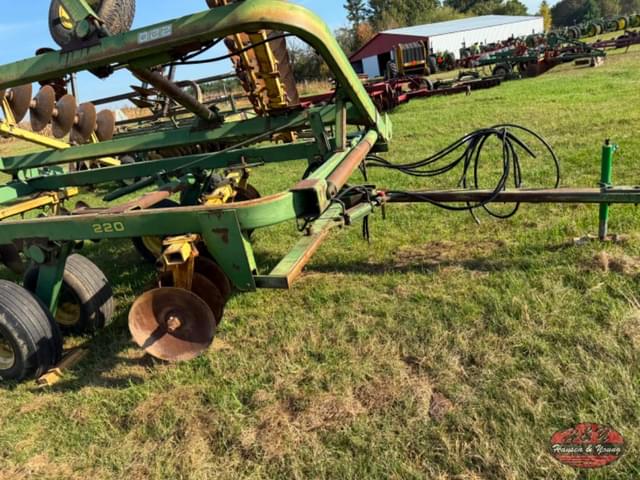 Image of John Deere 220 equipment image 4