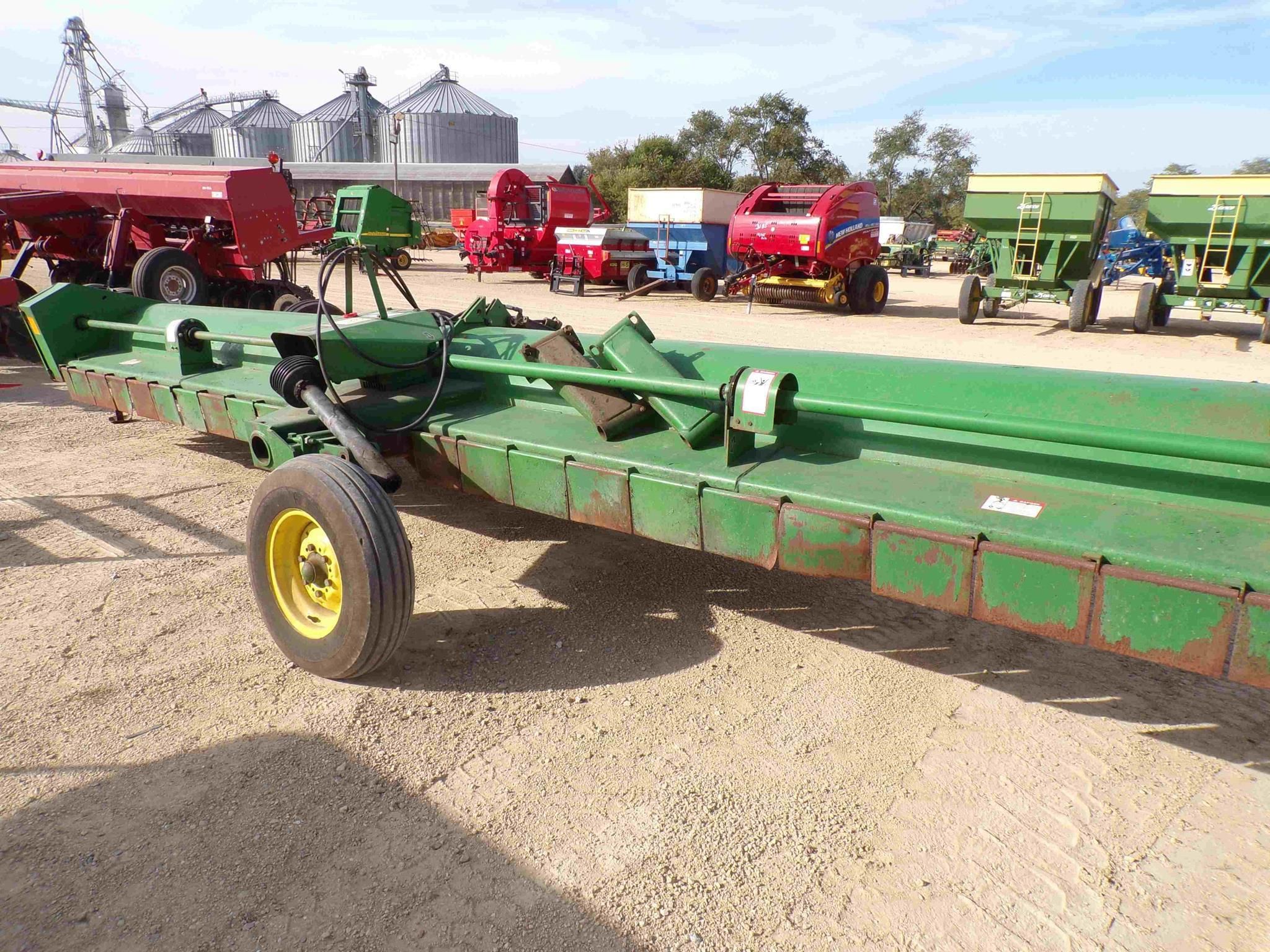John Deere 220 Equipment Image0