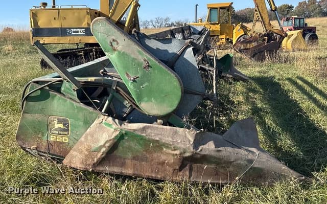 Image of John Deere 220 equipment image 3