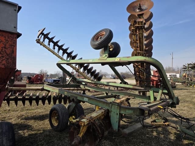 Image of John Deere 220 equipment image 1