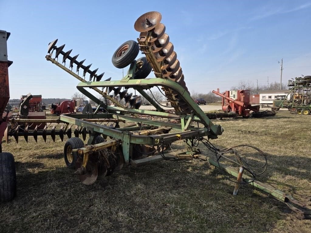 Image of John Deere 220 Primary image
