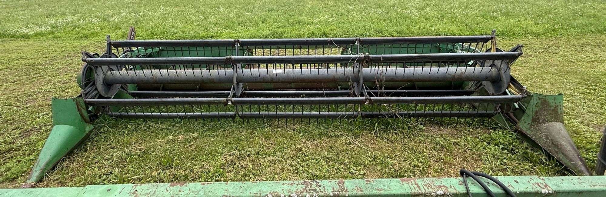 John Deere 220 Equipment Image0