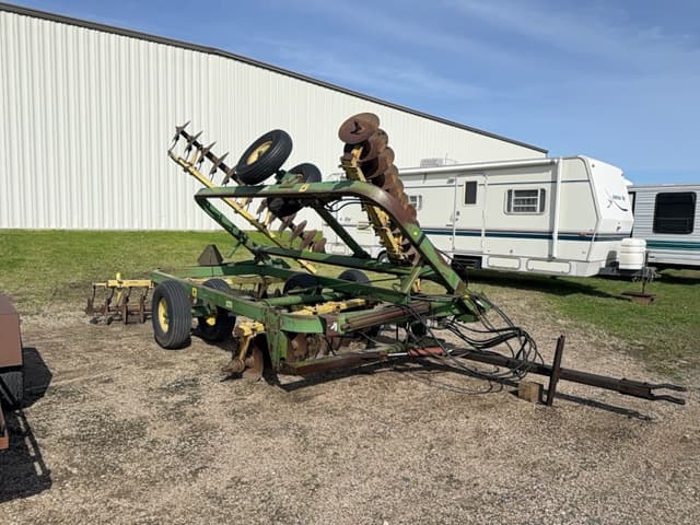 Image of John Deere 220 equipment image 1