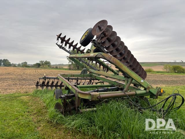 Image of John Deere 220 equipment image 2