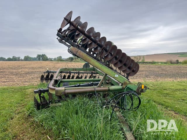 Image of John Deere 220 equipment image 1