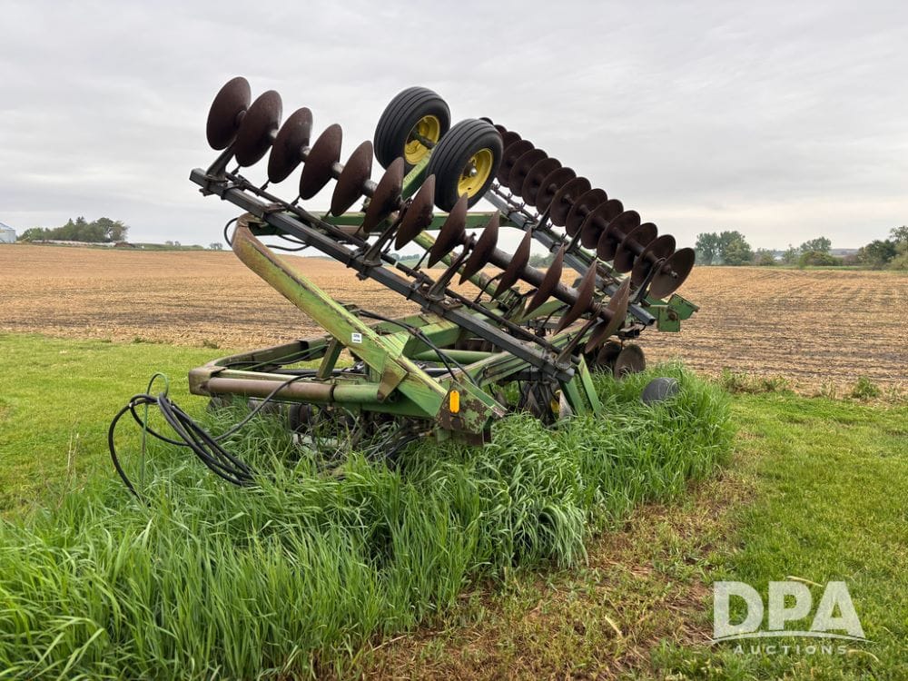John Deere 220 Equipment Image0