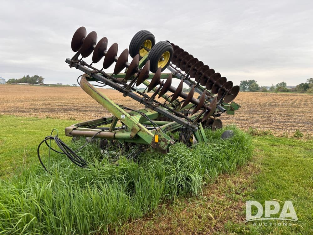 Image of John Deere 220 Primary image