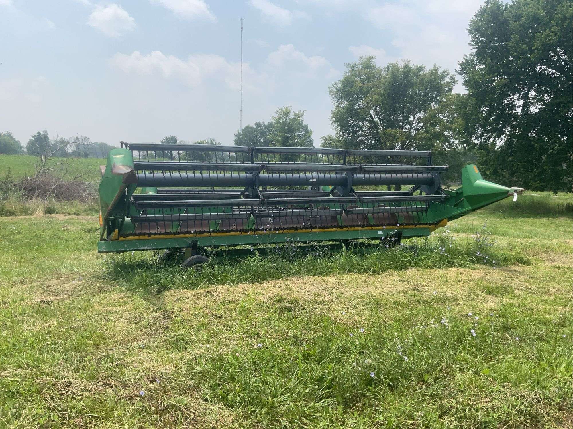John Deere 220 Equipment Image0