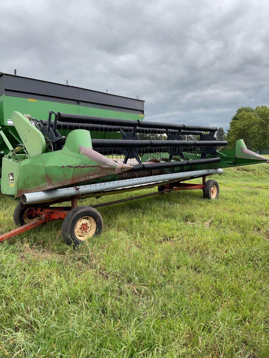 Image of John Deere 220 Primary image