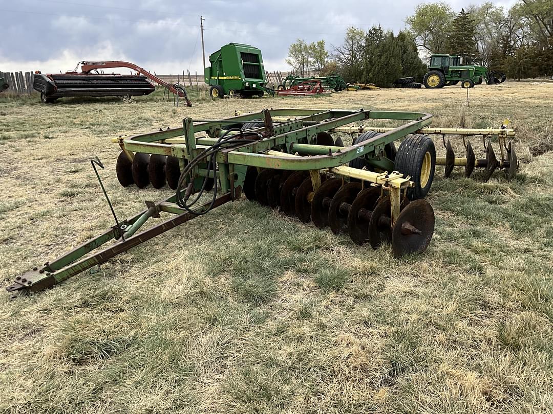 Image of John Deere 220 Primary image