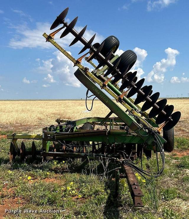 Image of John Deere 220 equipment image 1
