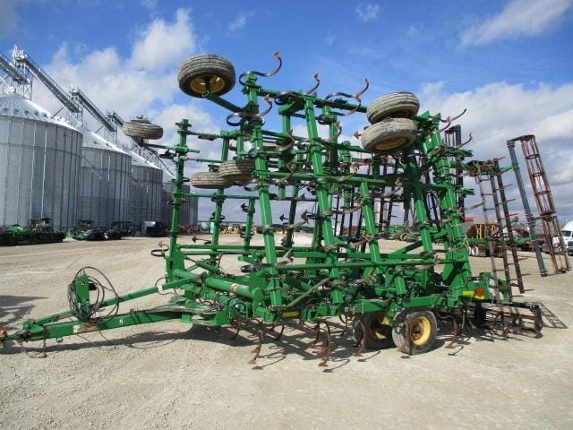 John Deere 2210L Equipment Image0