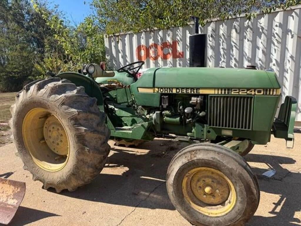 John Deere 2240 Equipment Image0