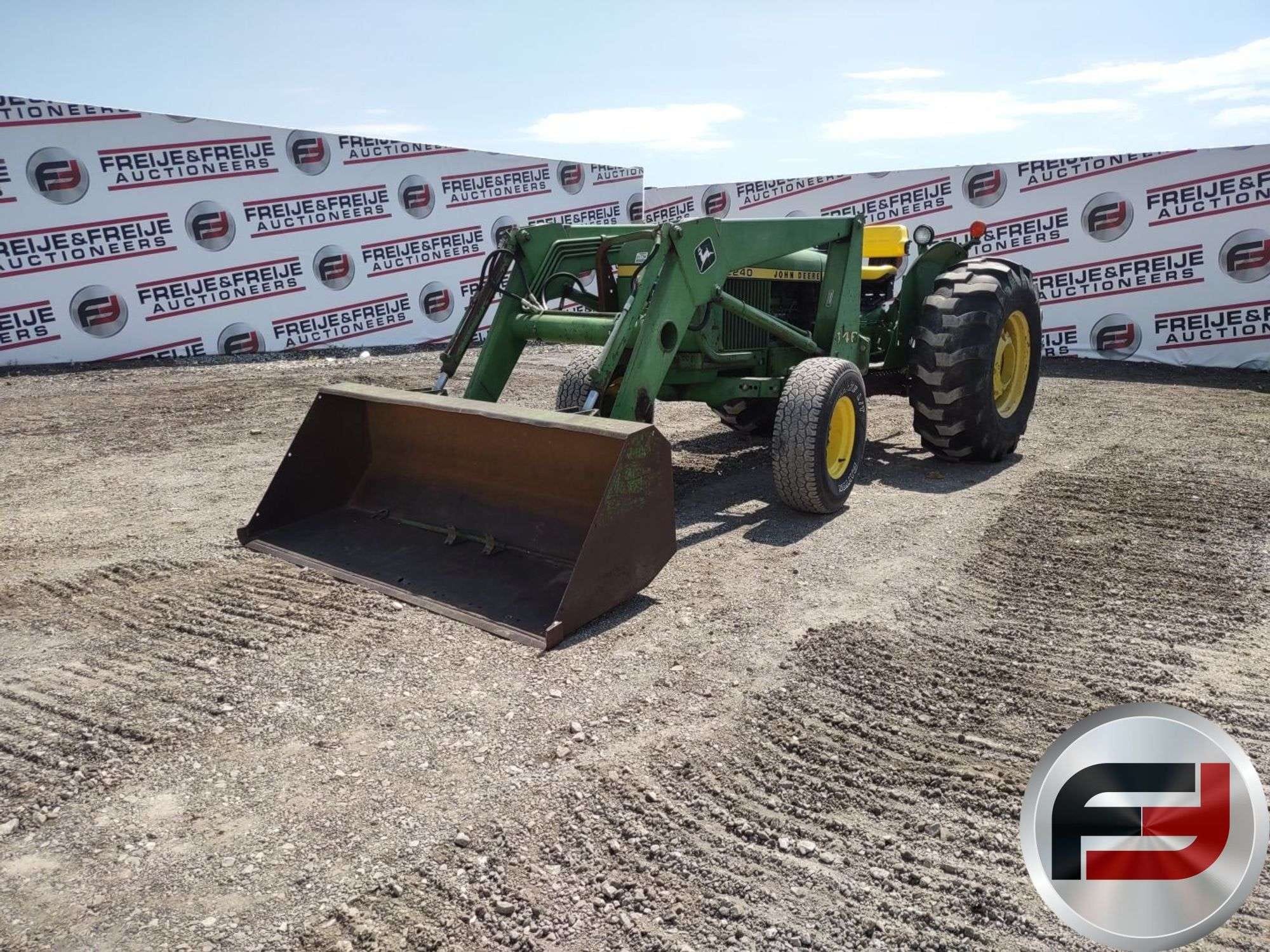 John Deere 2240 Equipment Image0