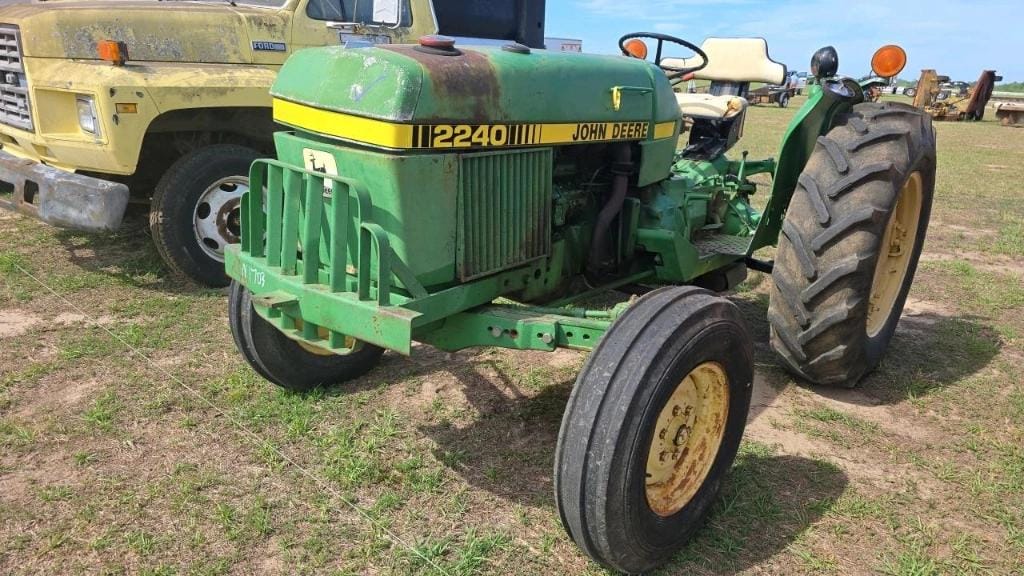 John Deere 2240 Equipment Image0