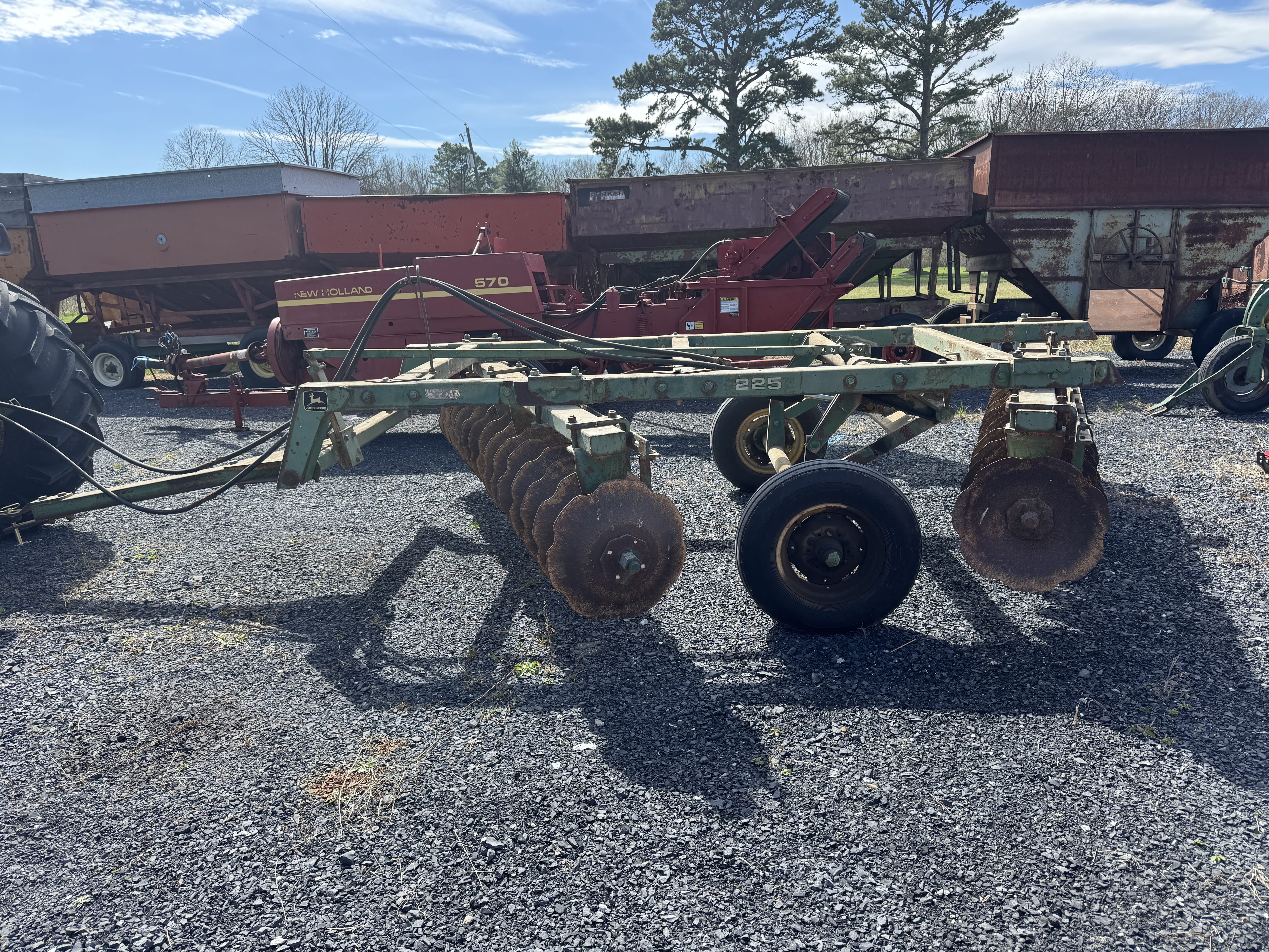 John Deere 225 Equipment Image0