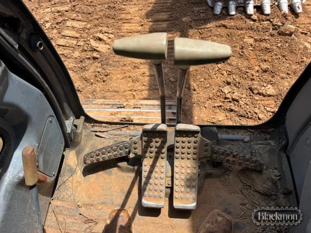 Image of John Deere 225C equipment image 4