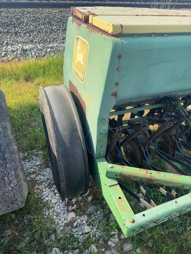 Image of John Deere 8300 equipment image 1