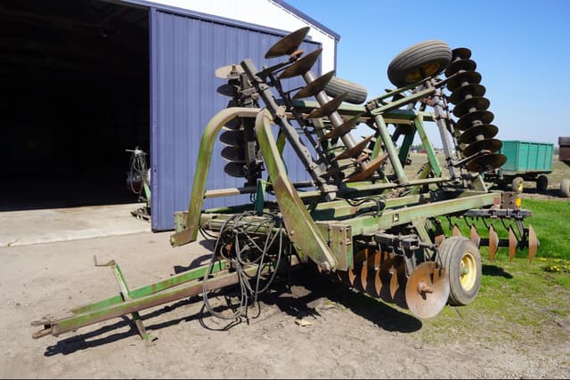 Image of John Deere 230 equipment image 1