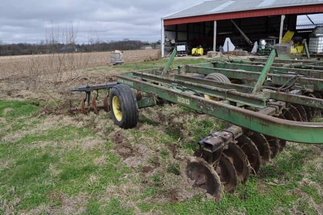 Image of John Deere 230 equipment image 1