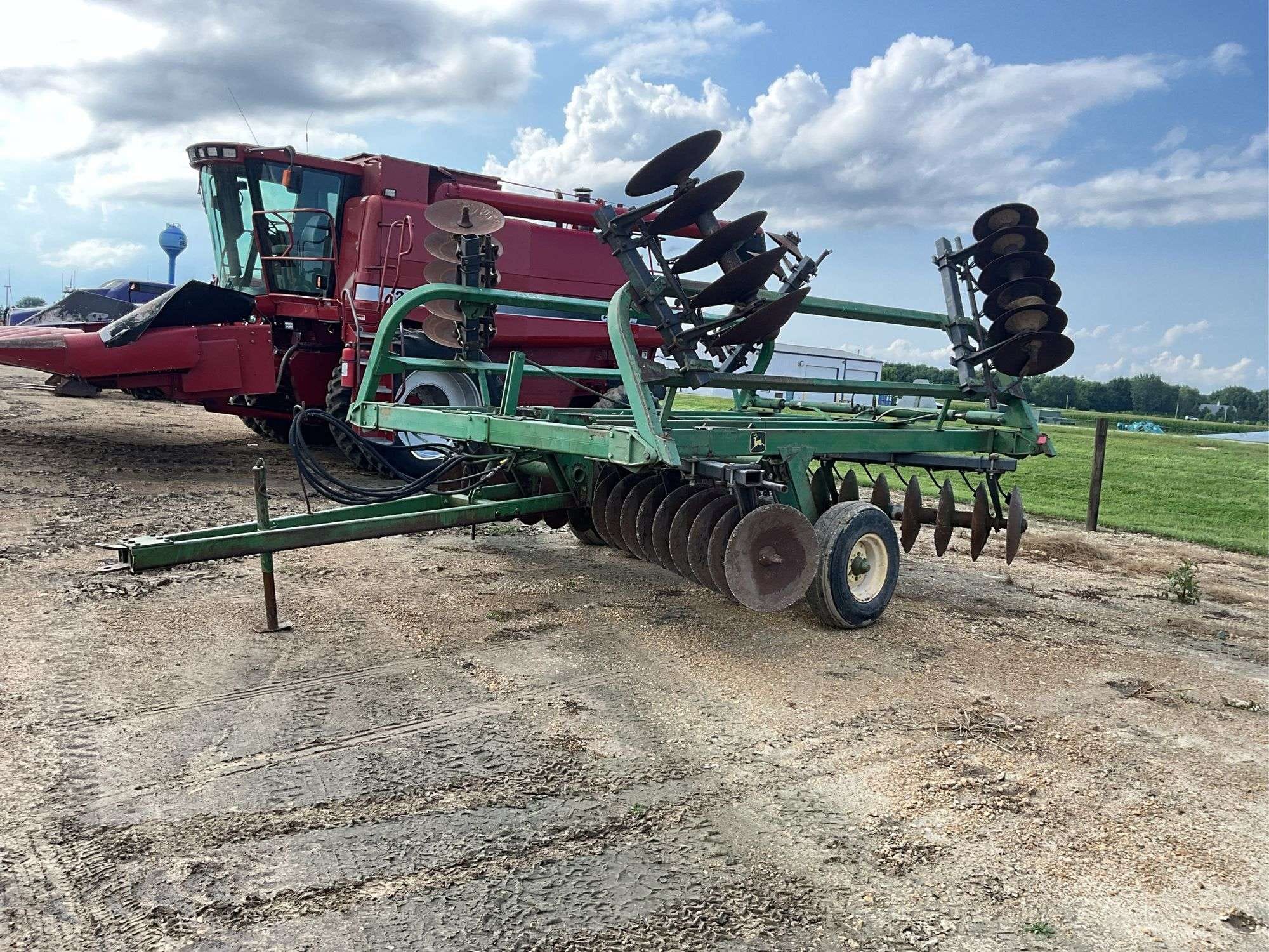 John Deere 230 Equipment Image0