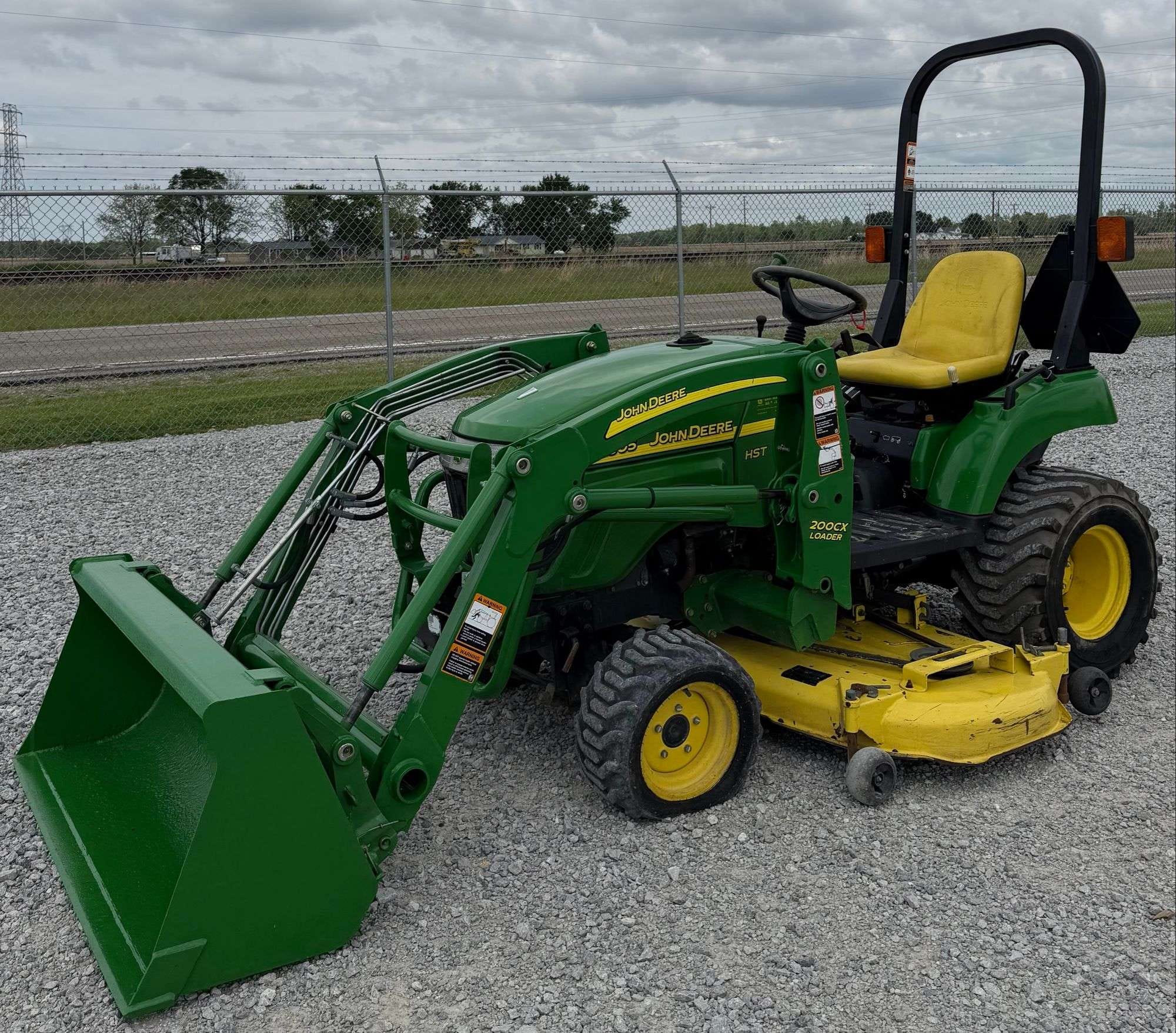 John Deere 2305 Equipment Image0