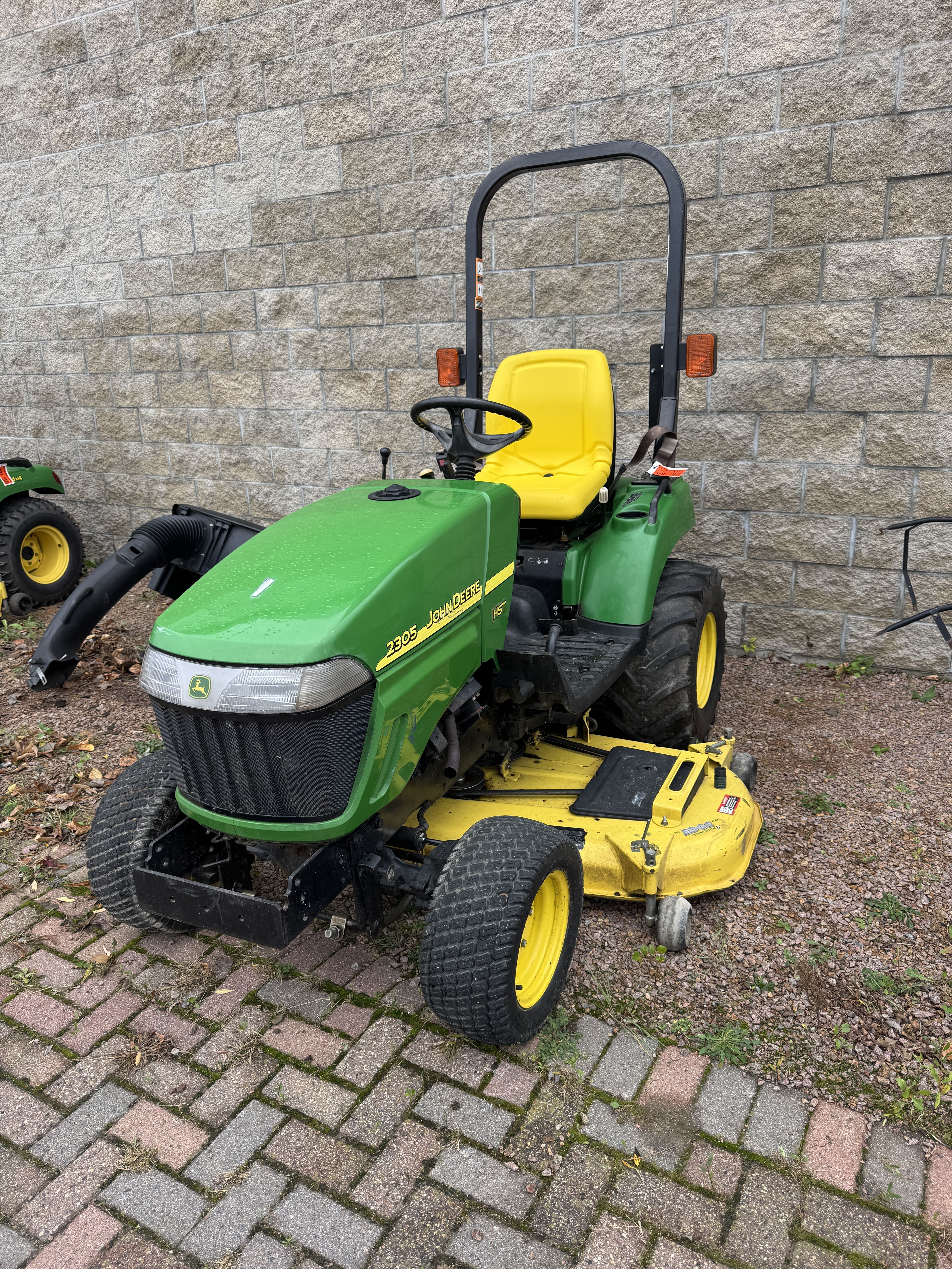 John Deere 2305 Equipment Image0