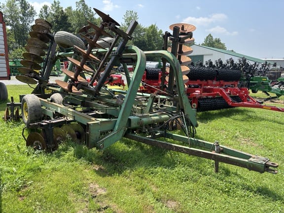 John Deere 235 Equipment Image0