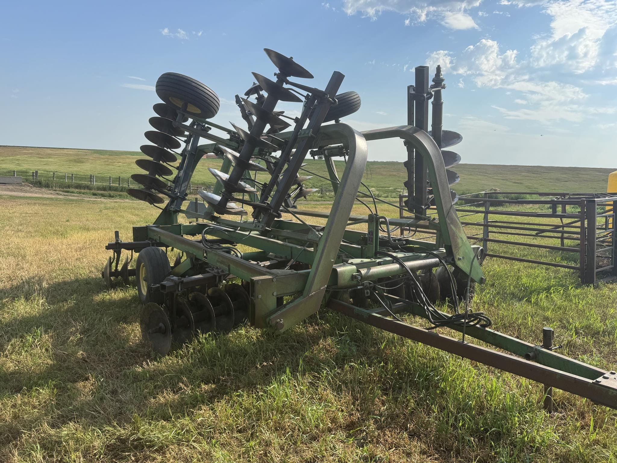 John Deere 235 Equipment Image0