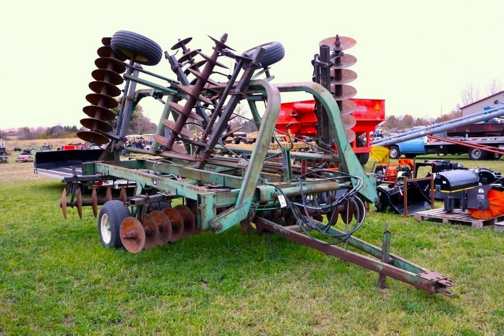 John Deere 235 Equipment Image0