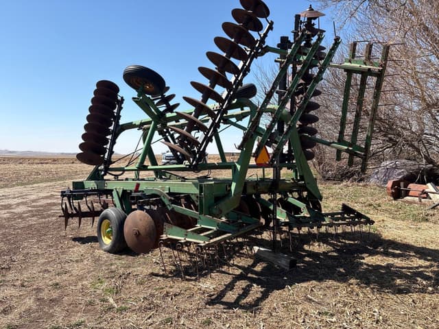 Image of John Deere 335 equipment image 3