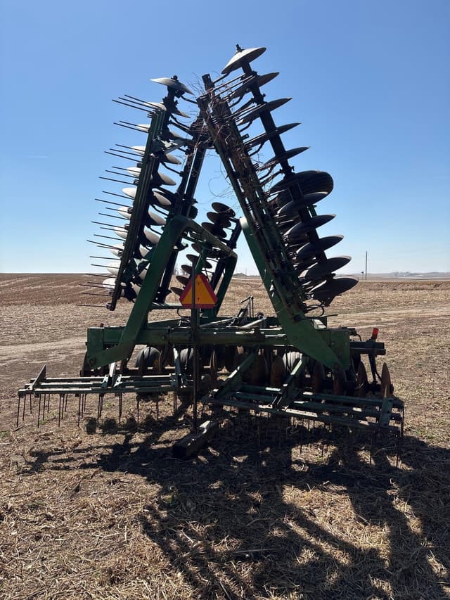 Image of John Deere 335 equipment image 4