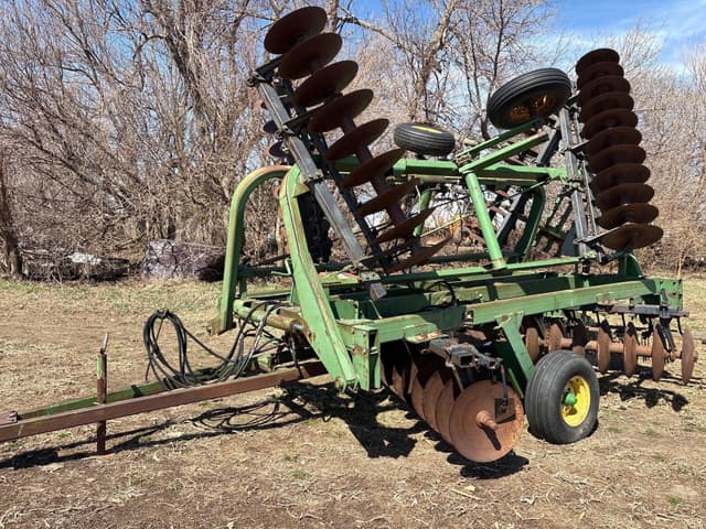 Image of John Deere 335 equipment image 2