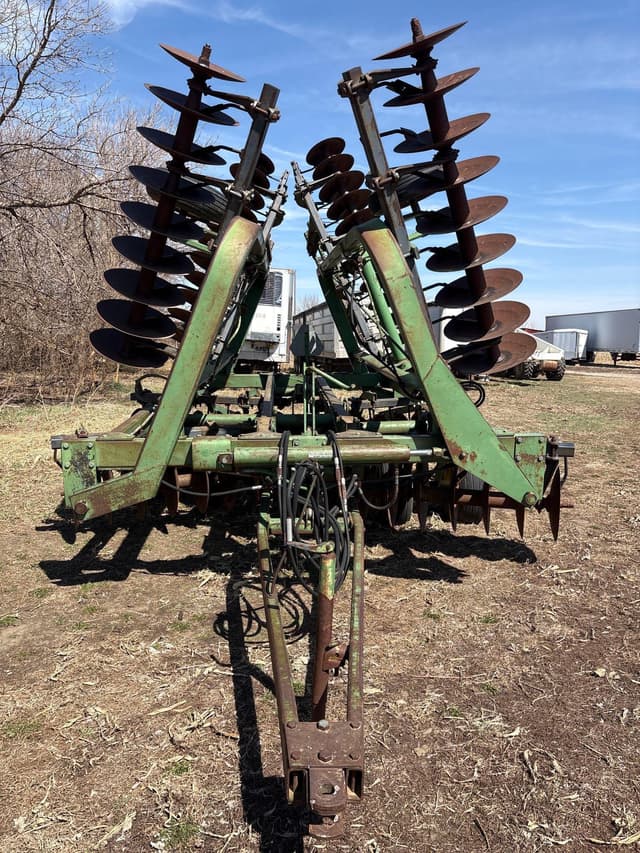 Image of John Deere 335 equipment image 1