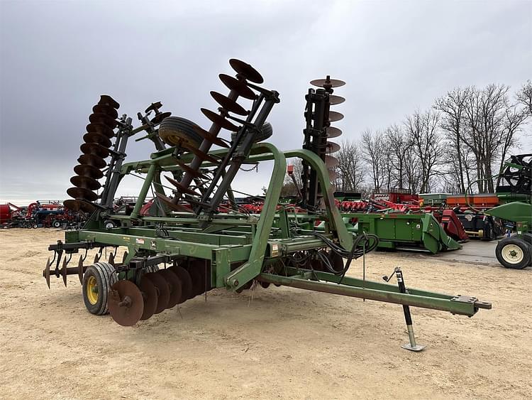 John Deere 235 Equipment Image0